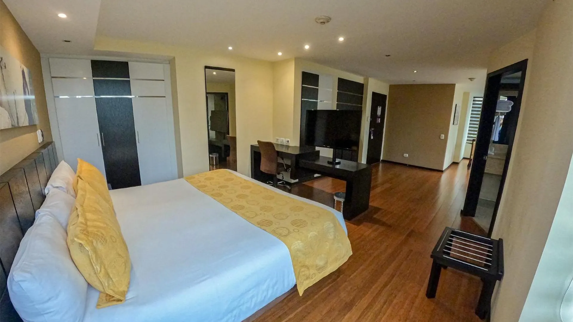 Mercure Alameda Quito 5*,